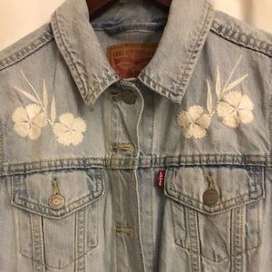 Flower embroidered Levi’s denim jacket